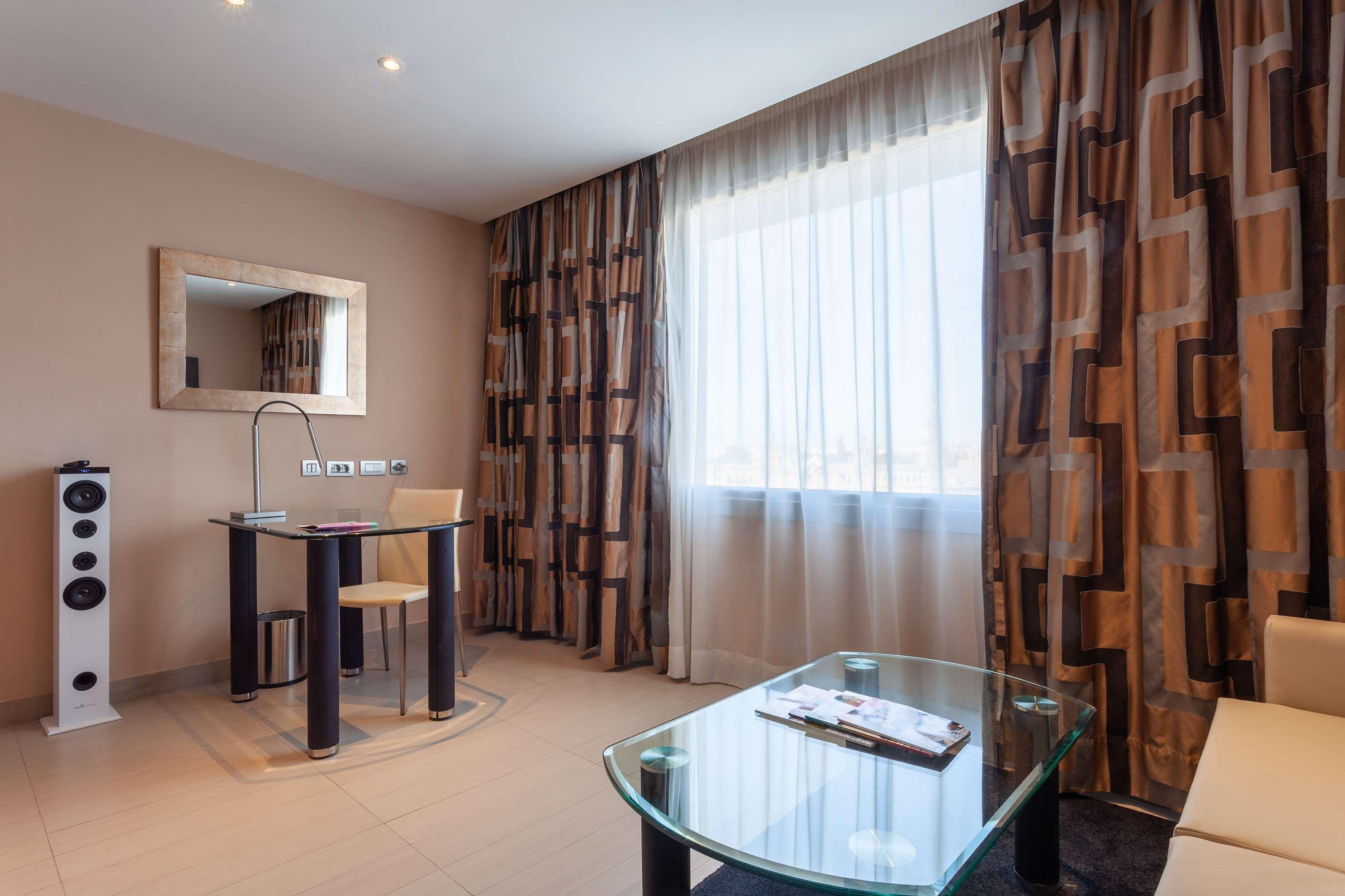 The Level At Melia Sevilla Экстерьер фото